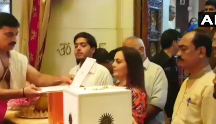 बेटे आकाश की सगाई का न्योता देने सिद्धिविनायक मंदिर पहुंचीं नीता अंबानी, मेहमानों के लिए बनवाया खास डिजिटल कार्ड, देखे