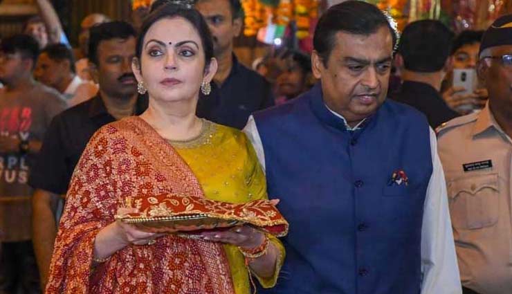 mukesh ambani,nita ambani,isha ambani,isha ambani wedding card,siddhivinayak temple