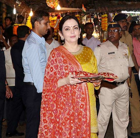 mukesh ambani,nita ambani,isha ambani,isha ambani wedding card,siddhivinayak temple