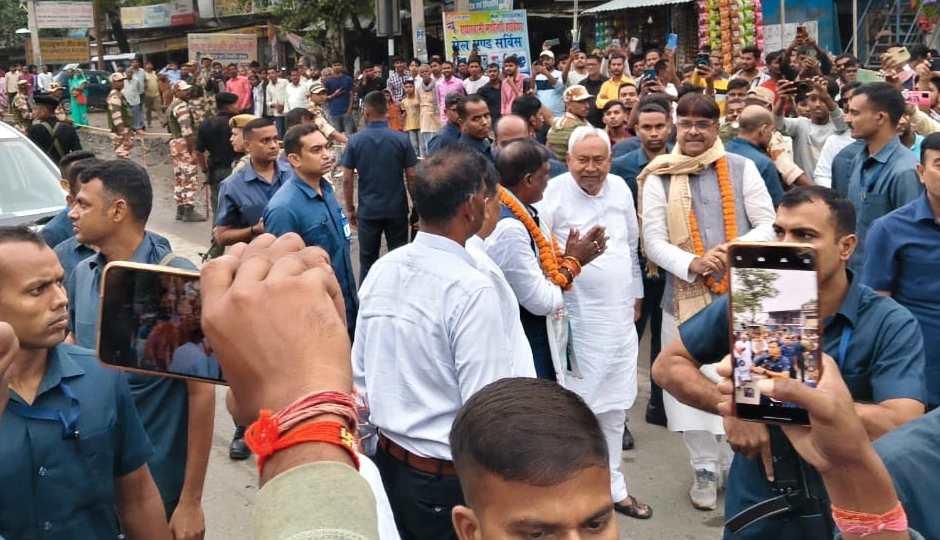 बारिश बनी बाधा, फिर भी नहीं रुके नीतीश कुमार, पैदल रोड शो से किया जनता का अभिवादन