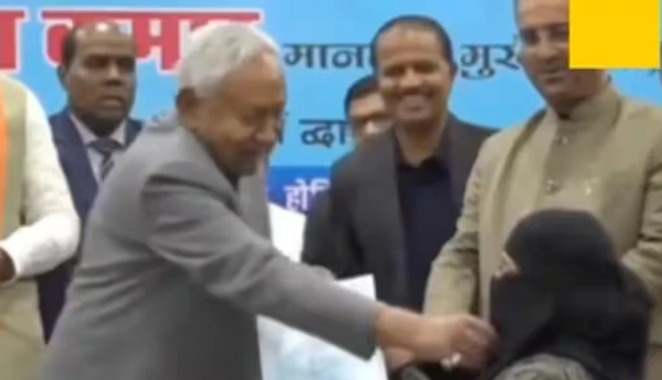 नीतीश कुमार द्वारा मुस्लिम महिला डॉक्टर का हिजाब हटाने पर मचा बवाल, पाकिस्तान से भी आई तीखी प्रतिक्रिया; जानिए पूरा मामला