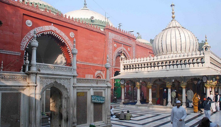 iconic mosques of india,historical mosques in india,famous mosques in india,guide to mosques in india,exploring indian mosques,religious sites in india,indian architecture and mosques,tourist attractions in india,cultural heritage sites in india,spiritual destinations in india