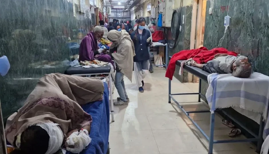 कड़ाके की ठंड से NMCH इमरजेंसी में मरीजों की भीड़, 30 बेड पर 50 से अधिक भर्ती कड़ाके की ठंड से NMCH इमरजेंसी में मरीजों की भीड़, 30 बेड पर 50 से अधिक भर्ती