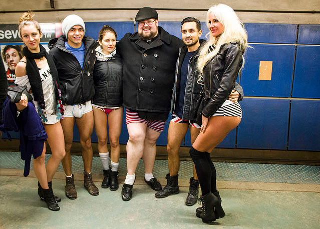 no pants subway ride,weird story ,अंडरवियर में घूम रही है लडकियाँ,अजब गजब खबरे