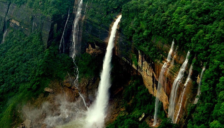 nohkalikai waterfalls,meghalaya,meghalaya best tourist destinations,about nohkalikai wateralls in hindi