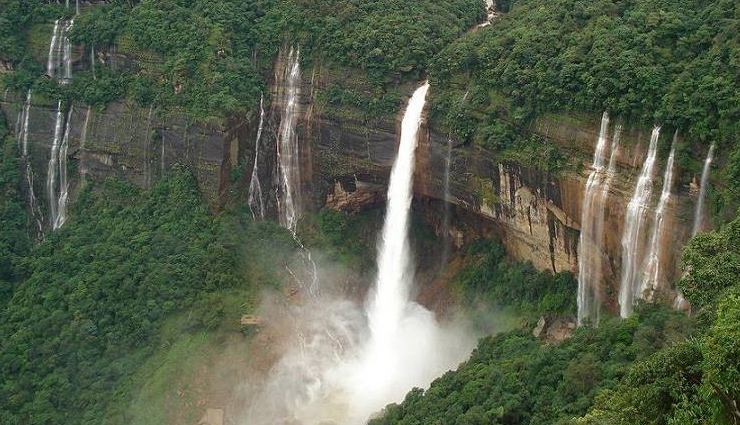nohkalikai waterfalls,meghalaya,meghalaya best tourist destinations,about nohkalikai wateralls in hindi