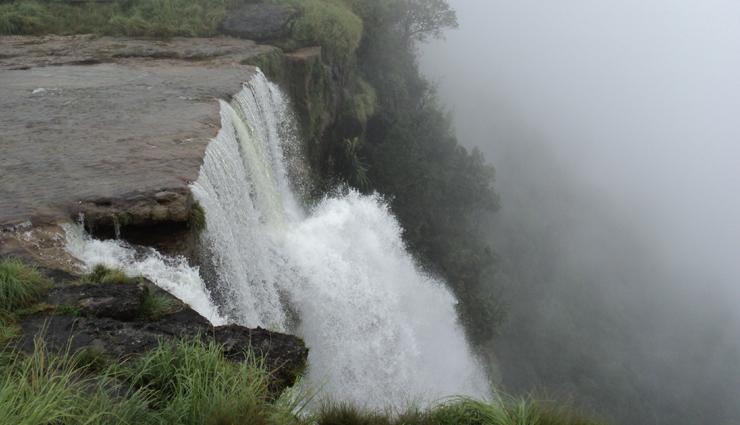 india stunning waterfalls,must-visit waterfall destinations,scenic waterfall spots,natural wonders of india,picturesque waterfall getaways,waterfall sightseeing in india,famous indian waterfalls,traveling to india waterfalls,exploring nature beauty in india,india captivating waterfall landscapes