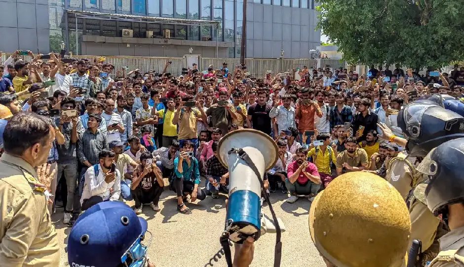 नोएडा हिंसा पर बड़ा खुलासा: भीड़ खुद नहीं जुटी रातोंरात बने व्हाट्सएप ग्रुप, बाहरी लोगों की एंट्री का भी खुलासा
