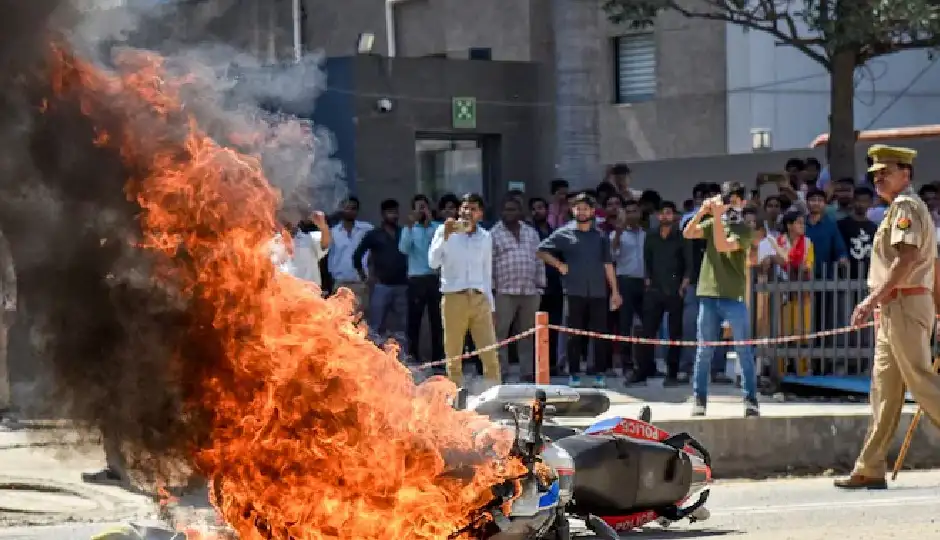 नोएडा हिंसा पर बड़ा खुलासा: भीड़ खुद नहीं जुटी रातोंरात बने व्हाट्सएप ग्रुप, बाहरी लोगों की एंट्री का भी खुलासा
noida violence,whatsapp group conspiracy,police investigation noida,factory workers protest,outside people involvement,labour protest news,uttar pradesh violence,social media mobilization,industrial unrest noida,breaking news india