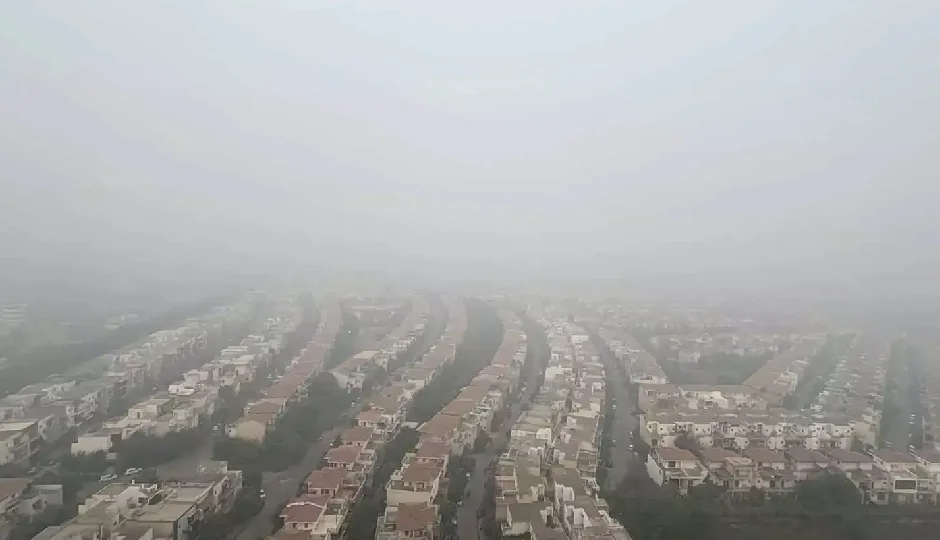 नोएडा में बढ़ा सांसों पर खतरा: देश का पांचवां सबसे प्रदूषित शहर बना, हवा ‘बेहद खराब’ श्रेणी में दर्ज