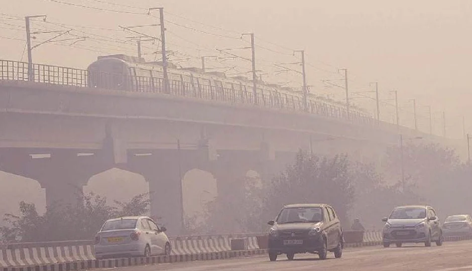 नोएडा की हवा पर सवाल: कागजों में सुधरी क्वॉलिटी, लेकिन सड़कों पर घुट रहा लोगों का दम