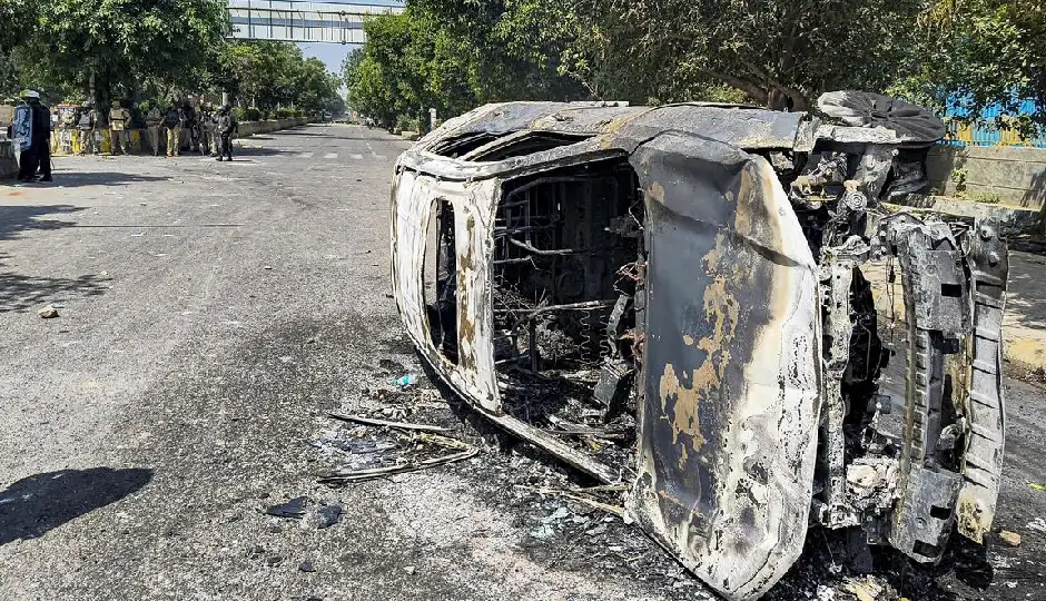 नोएडा में मजदूर आंदोलन के बीच प्रशासन सक्रिय, DM ने जारी किए हेल्पलाइन नंबर और कंट्रोल रूम से निगरानी शुरू