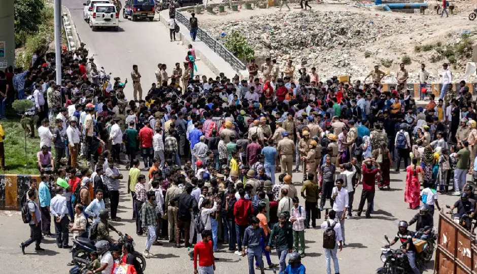 Noida Protest: मजदूरों के प्रदर्शन से शहर में भीषण जाम, इन रूट्स से रहें दूर वरना घंटों फंस सकते हैं रास्ते में Noida Protest: मजदूरों के प्रदर्शन से शहर में भीषण जाम, इन रूट्स से रहें दूर वरना घंटों फंस सकते हैं रास्ते में