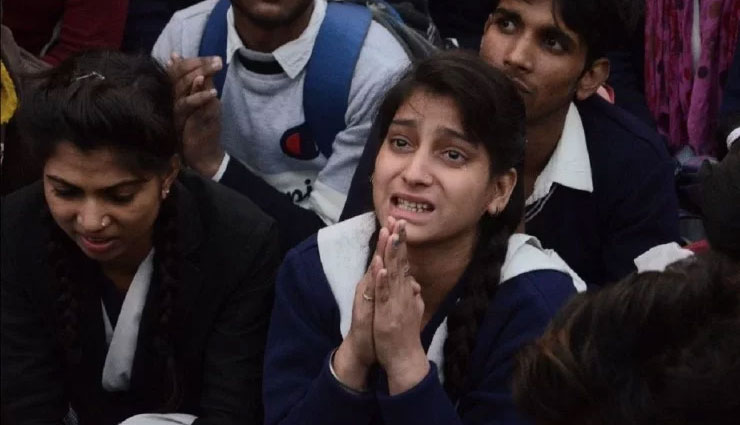 कान पकड़ कर घुटनों के बल हाथ जोड़कर छात्रों ने घंटों की विनती, कहा - 'सॉरी डीएम अंकल माफ कर दो'