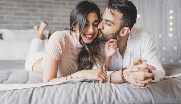 non-cheesy romance tips,romantic gestures beyond clichés,genuine ways to express affection,keeping romance alive naturally,authentic ways to show love,unconventional romance ideas,modern romance techniques,meaningful acts of romance,how to be romantic without overdoing it,unique ways to spark romance