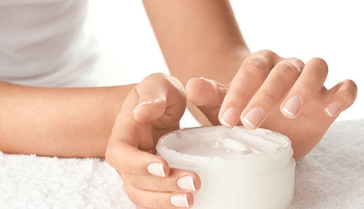 prevent oily eyelids,oily eyelid makeup tips,how to stop oily eyelids,makeup for oily eyelids,eye makeup tips for oily skin,control oily eyelids,blotting paper for oily eyelids,non-greasy moisturizer for eyelids,primer for oily eyelids,powder eyeshadow for oily lids,makeup hacks for oily eyelids