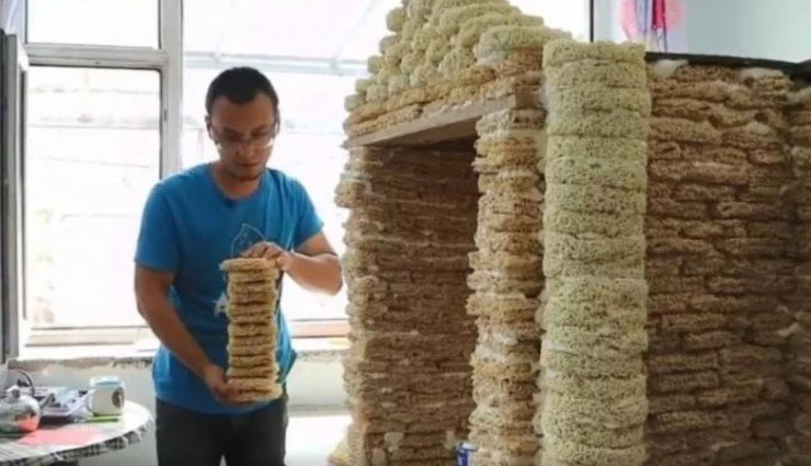 इस शख्स ने नूडल्स से ही बना डाला अपने बच्चे के लिए घर, सोशल मीडिया पर मिल रही ये प्रतिक्रिया