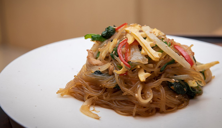noodle dishes,noodle dishes around the world,ramen- japan,japchae- korea,laksa-malaysia,singapore,udon- japan,mie goreng- indonesia,malaysia,saimin- hawaii
