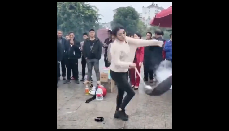 नूडल्स बनाते हुए लड़की ने किया ऐसा डांस, देखने वालों के उड़ गए होश, वीडियो वायरल