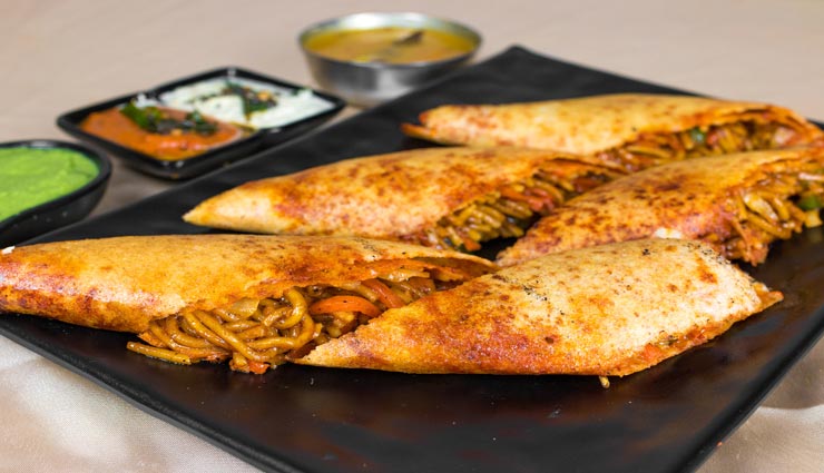 वीकेंड पर बनाएं नूडल्स डोसा, दे साउथ इंडियन डिश को चाइनीज टच #Recipe