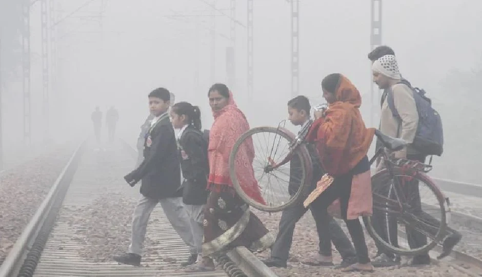 उत्तर भारत में ठंड और कोहरे का प्रकोप, यूपी में हादसे, 7 की जान गई, श्रीनगर में तापमान -4°C; 100 से ज्यादा ट्रेनें प्रभावित