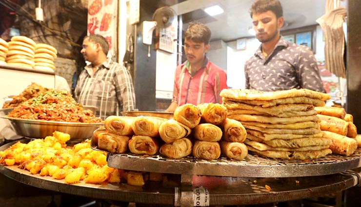 street food in north india,famous street food,north india,gol gappa,chole bhature,momos,chaat,vada pav