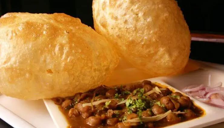 street food in north india,famous street food,north india,gol gappa,chole bhature,momos,chaat,vada pav