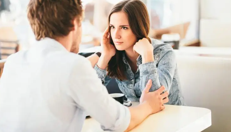 signs she is not into you,she is not interested signs,clues she is not into you,telltale signs of disinterest,signals she is not attracted,recognizing lack of interest,indications she is not keen,signs of fading interest,detecting disinterest in a woman,understanding lack of romantic interest