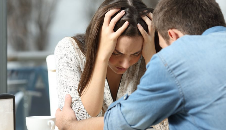 girlfriend texting another guy reasons,suspicious texts in relationship,addressing secretive texting,dealing with partner communication with someone else,signs of emotional infidelity,how to handle girlfriend texting another man,trust issues in relationship,communication boundaries in relationship,relationship insecurity signs,relationship trust concerns