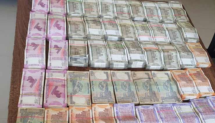 बीकानेर : मिली नोट की गड्डियों से भरी हुई गाड़ी, पुलिस की बड़ी कार्रवाई