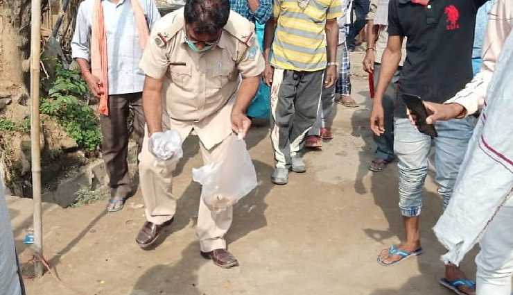 सड़क पर नोट / झारखंड में नोट फेंक कर भागे बाइक सवार, दहशत में लोग