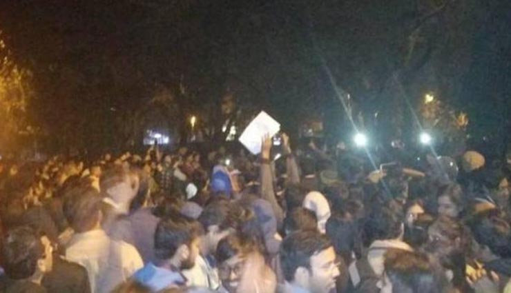 JNU में लेफ्ट विंग के छात्रों का हंगामा, VC बोले- करीब सौ छात्र मेरे आवास में घुस गए, मेरी पत्नी को बनाया बंधक 