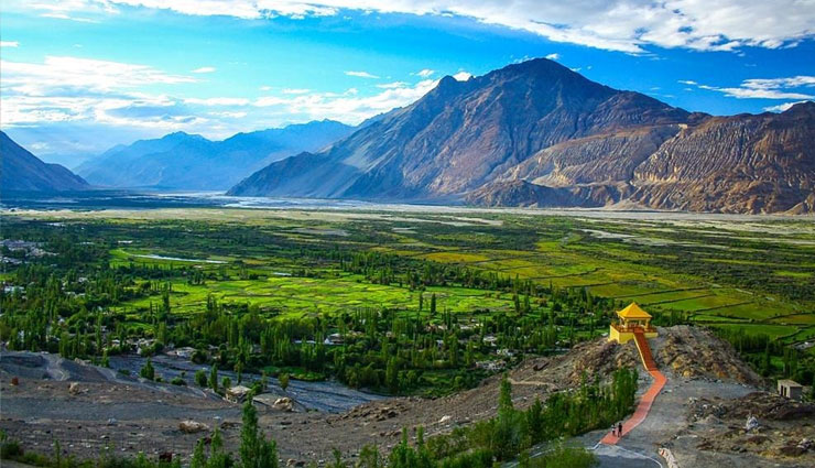 लद्दाख ट्रिप प्लान कर रहे हैं? इन 9 जगहों को देखे बिना मत लौटिए places to visit in ladakh,ladakh travel,best places in ladakh,ladakh tourist attractions,leh palace,pangong lake,khardung la,nubra valley,thiksey monastery,zanskar valley,hemis national park,shanti stupa,ladakh adventure,ladakh trekking,ladakh monasteries