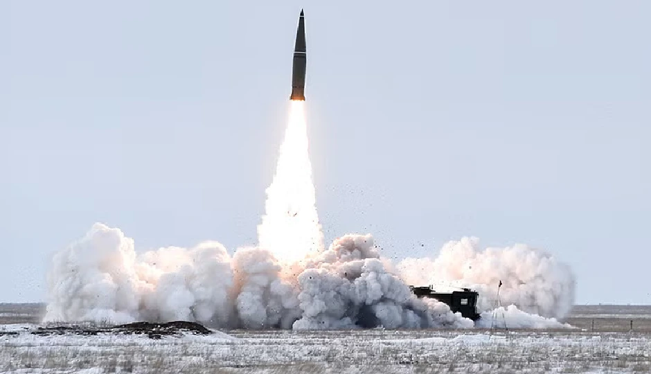 दुनिया के 9 परमाणु संपन्न देश, कुल 12,241 न्यूक्लियर हथियार, भारत आगे तो पाकिस्तान कितना पीछे? दुनिया के 9 परमाणु संपन्न देश, कुल 12,241 न्यूक्लियर हथियार, भारत आगे तो पाकिस्तान कितना पीछे?