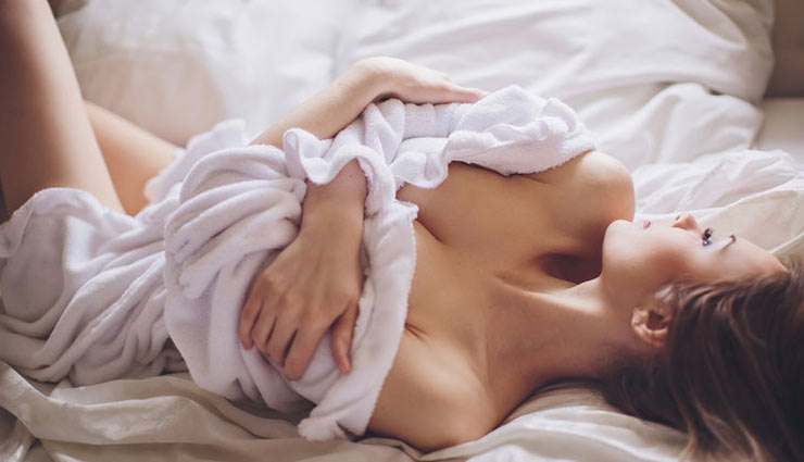 इन सितारों को पसंद है न्यूड होकर सोना 
