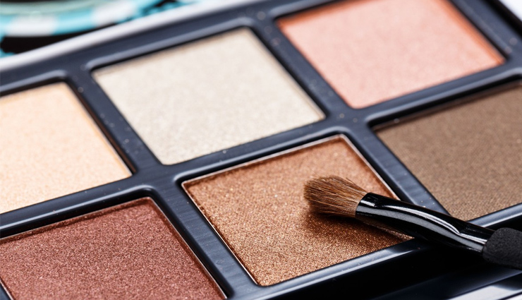 tips to apply eye shadow like a pro,beauty tips,beauty hacks,applying eye shadow