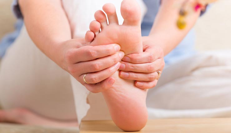 कहीं आपके पैर में भी तो नहीं होती झनझनाहट (सुन्न) की समस्या, तितली आसन से मिलेगा आराम