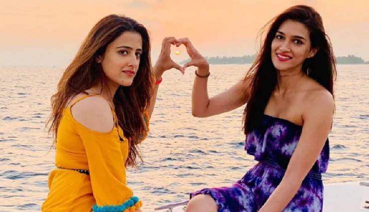 फ्लॉप सिस्टर्स कहने पर नुपुर सेनन ने यूजर पर ली चुटकी, इधर उर्वशी रौतेला ने किया गलती में सुधार
