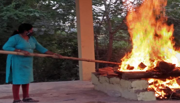 कोरोना के मुश्किल दौर में नर्स ने दिखाई सकारात्मकता, नौकरी छोड़ लावारिसों का कर रही अंतिम संस्कार