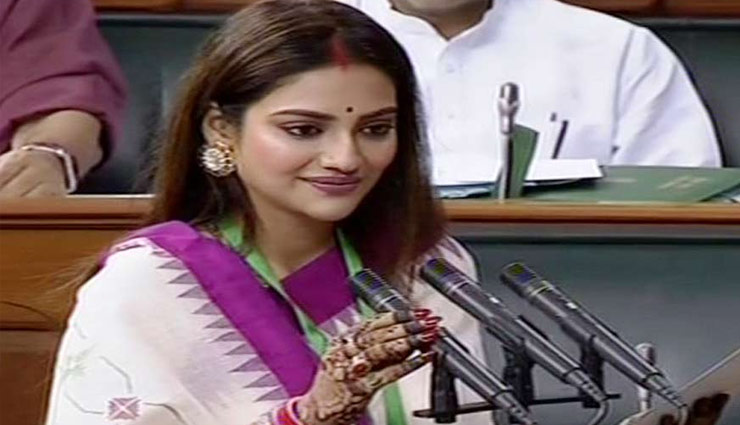 मांग में सिंदूर और हाथों में चूड़ा पहन लोकसभा पहुंचीं TMC नेता नुसरत जहां, शपथ के बाद स्पीकर के छुए पांव