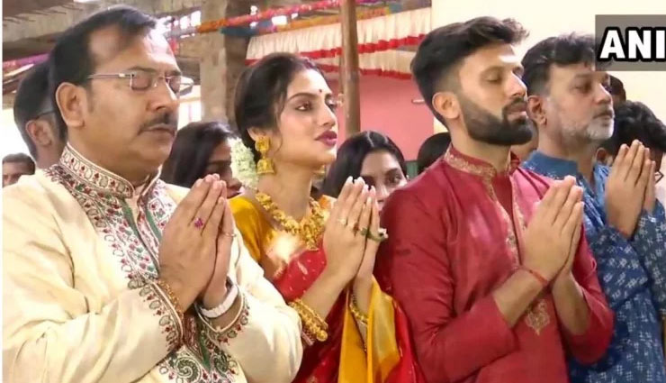 सज-धजकर दुर्गा पंडाल पहुंचीं सांसद और एक्ट्रेस नुसरत जहां, साथ में नजर आए पति, देखे तस्वीरें