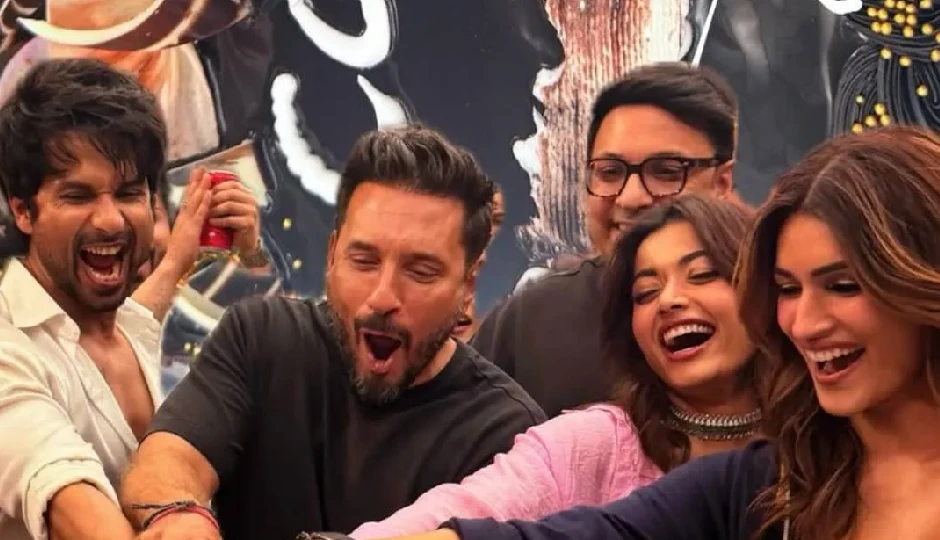 “O’Romeo” के बाद शाहिद कपूर की नई फिल्म ‘कॉकटेल 2’, शूटिंग पूरी, कृति सेनन और रश्मिका मंदाना संग जश्न मनाया