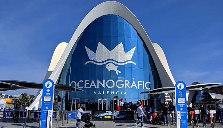 largest aquariums,worlds biggest marine exhibits,top aquarium destinations,aquatic wonders,marine life spectacles,oceanariums around the globe,giant fish tanks,underwater biodiversity,record-breaking aquariums,oceanic showcases