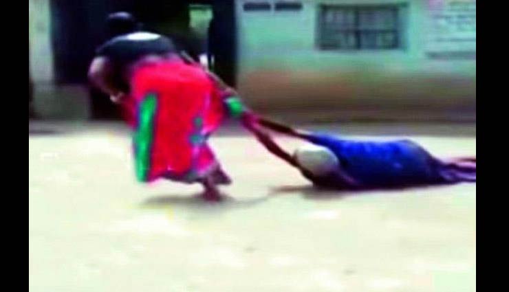 कलयुगी बहू ने सास के बाल पकड़कर सड़क पर घसीटा, वीडियो वायरल