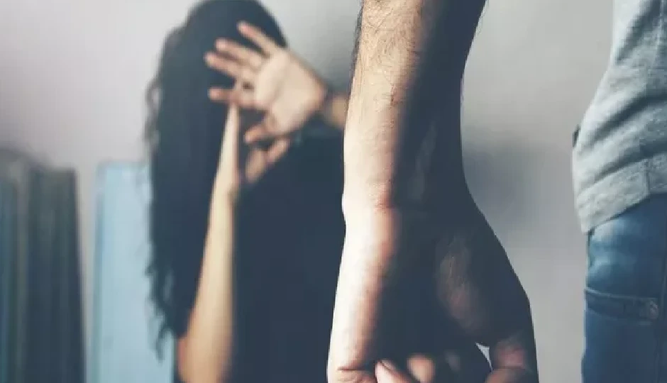 ओडिशा में दिल दहला देने वाली वारदात: लेक्चरर ने पत्नी पर हमला कर कपड़े फाड़े, सड़कों पर घुमाया और युवक से सिंदूर भरवाया