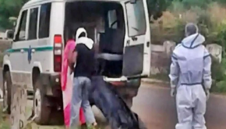 ओडिशा / कोरोना संक्रमण के डर से गांव वालों ने नहीं करने दिया शव का अंतिम संस्कार, मजबूरन दफनाना पड़ा