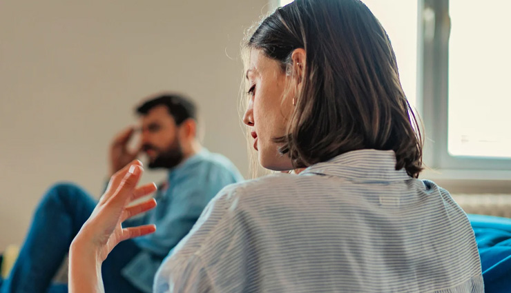 reasons something feels off in a relationship,relationship feels off,signs something is wrong in a relationship,feeling disconnected in a relationship,relationship problems,why does my relationship feel strange,partner acting distant,lack of communication in relationship,growing apart in a relationship,intuition about relationship issues,relationship discomfort,feeling uneasy with partner,relationship chemistry fading,unspoken tension in a relationship