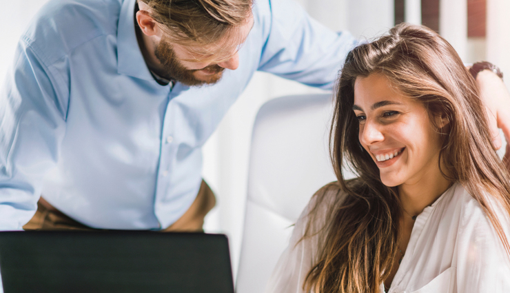 आपके प्यार में तो नहीं है आपका ऑफिस कलीग! इन संकेतों से लगाए इसका पता office romance,co-worker crush,love at work,mixed signals from colleague,signs a co-worker is interested in you,workplace dating,how to handle a colleague who has feelings for you,managing office relationships,navigating office romance,dealing with office gossip about your relationship