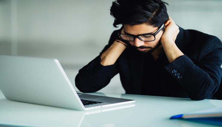 तरक्की में रुकावट बनती हैं ऑफिस से जुड़ी ये बातें, जानें और करें सुधार