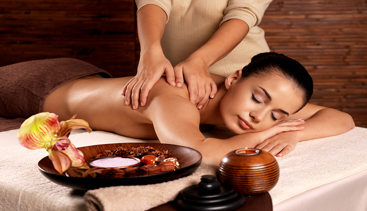 त्वचा की कई परेशानियों से निजात दिलाएगा ऑयल मसाज, जानें कौन सा तेल रहेगा उपयोगी